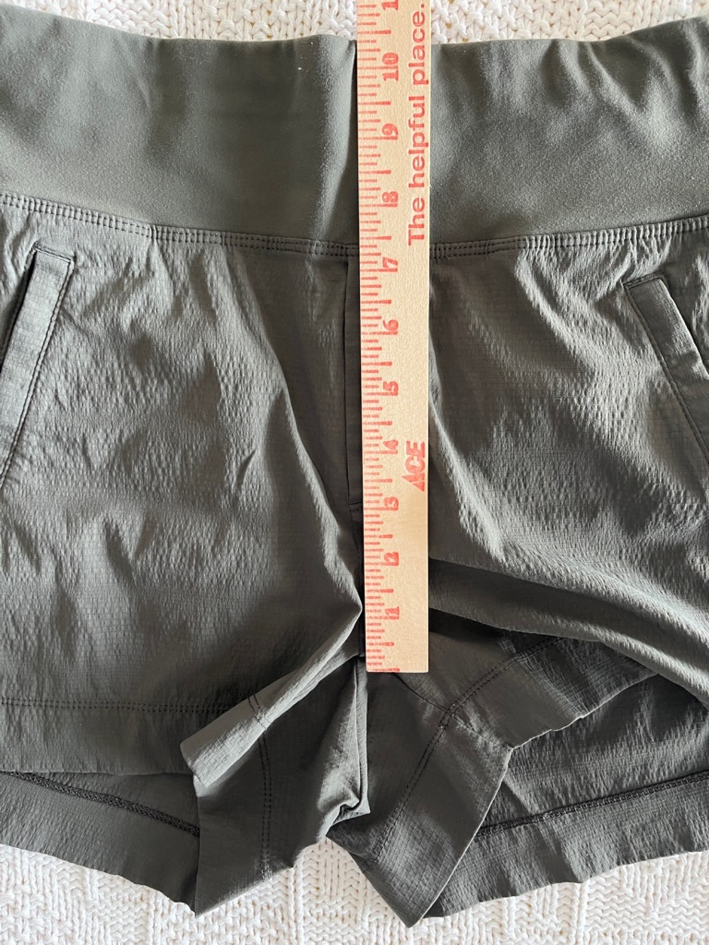 Athleta Trekkie North Mid Rise 3.5" Short in Olive Green Sz 8 - Picture 11 of 14